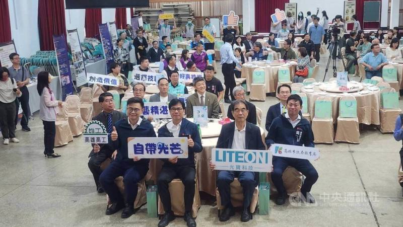 高雄市長陳其邁（前中）21日出席高雄高工「工業類技職教育宣導活動」，會中強調技職人才是高雄產業升級與科技轉型基石，其「高雄高工出品，品質保證」的雄工畢業生，在高雄產業升級進程中，扮演舉足輕重角色