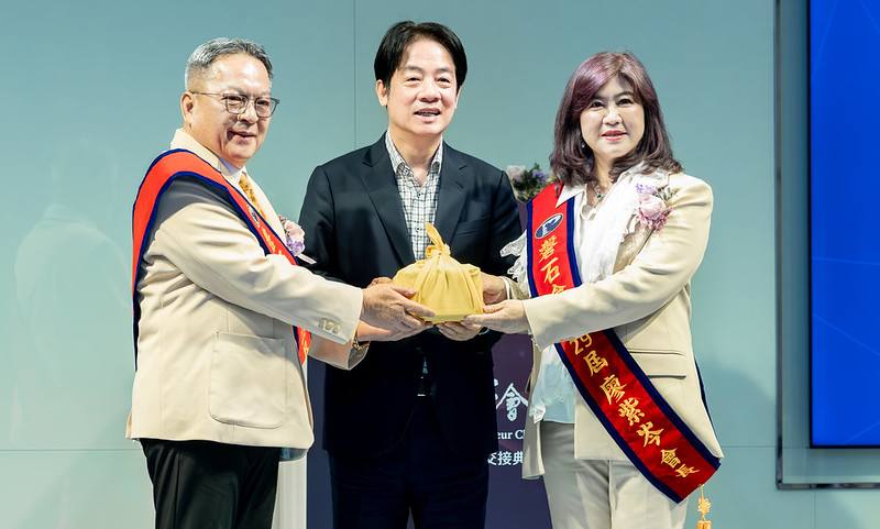 賴清德總統21日上午前往臺中出席「磐石會第28屆、第29屆會長交接典禮」