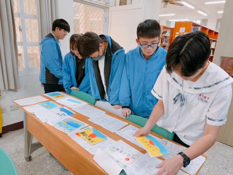 台南市安平國中建構台灣台語學習情境，深化在地文化認同，創作「台語海洋詩歌」，搭配繪畫來表達對海洋的喜怒與哀愁，打造沉浸式學習。（教育部提供）