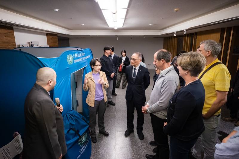 副總統實際體驗操作收容設備