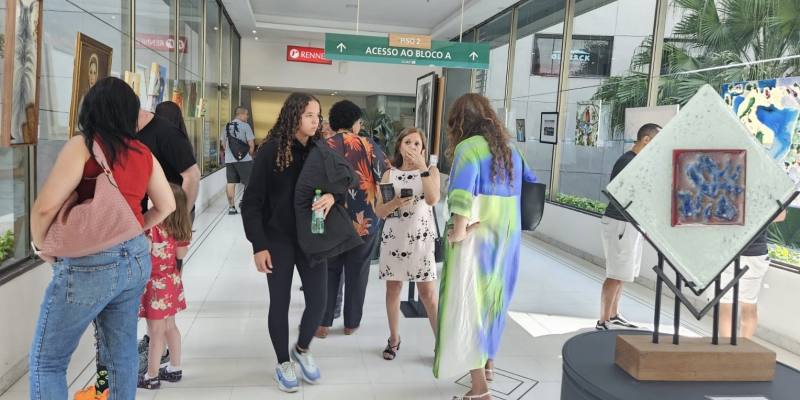 觀賞義賣展作品現場實況