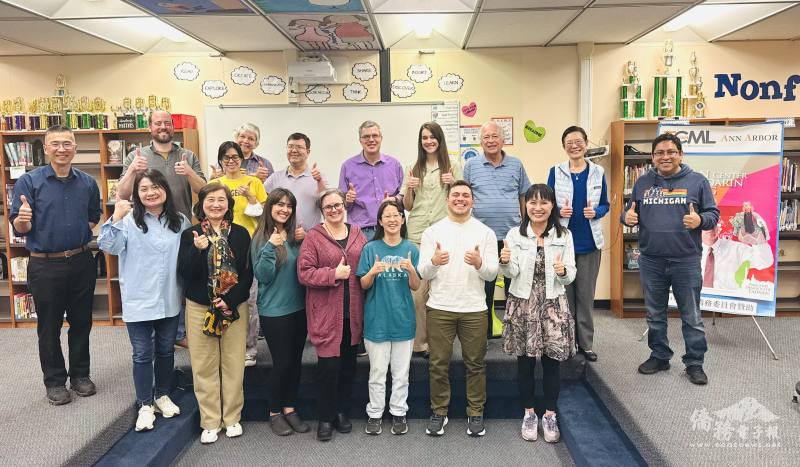 安娜堡臺灣華語文學習中心(TCML)參賽學生與校長、教師、裁判以及主任於朗讀比賽後合影