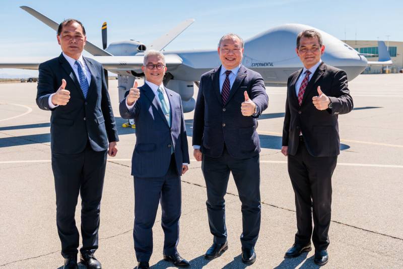 國防部副部長徐斯儉（左2）於美西時間17日，在駐美國台北經濟文化代表處俞大㵢大使（右2）陪同下，出席中華民國空軍「MQ-9B高高空無人機」首批2架交機典禮。（國防部提供）