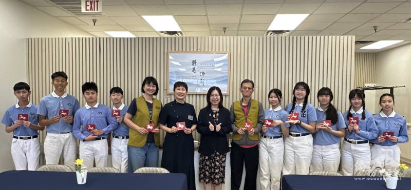 洛杉磯文教中心主任鍾佩珍（右七）拜會北鳳凰城的慈濟靜思書軒。