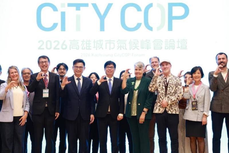 第3屆CITY COP城市氣候峰會21日在高雄登場，高雄市長陳其邁（前左4）、民進黨立委賴瑞隆（前左3）等人出席合影。（高雄市政府提供）