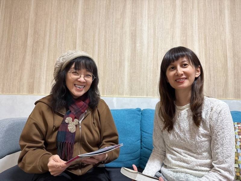 作家凌明玉（左）目前在日本長崎五島列島駐村，感受當地漁村風光與島上風情，同時協助在地台籍民宿主人Lois（吳稚婷）（右）出旅遊書。（凌明玉提供）