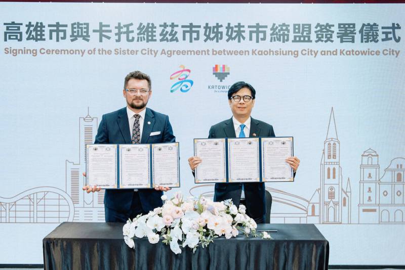 高雄市長陳其邁（右）21日與波蘭卡多維斯市長克魯巴（Marcin Krupa）（左）共同簽署姊妹市協定。（高雄市行國處提供）