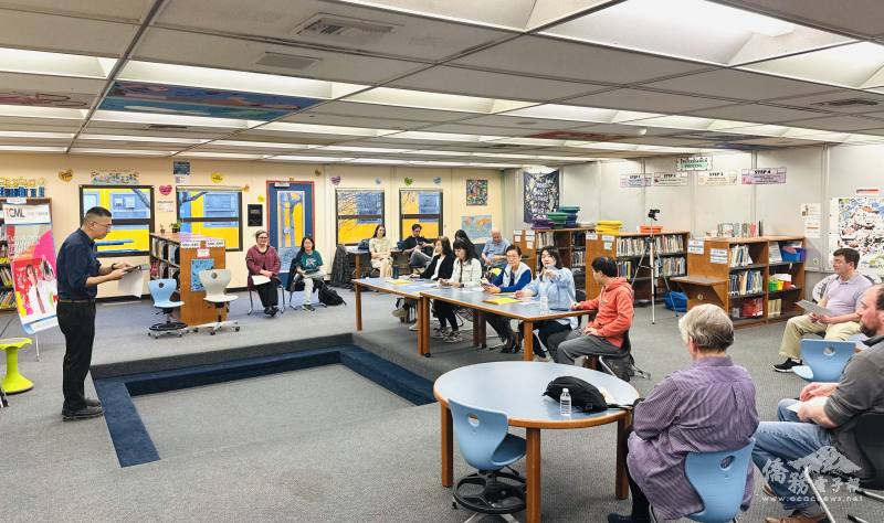 TCML主任葉劉崑擔任成人華語班朗讀會場主持人，向現場學生，宣讀說明比賽規定