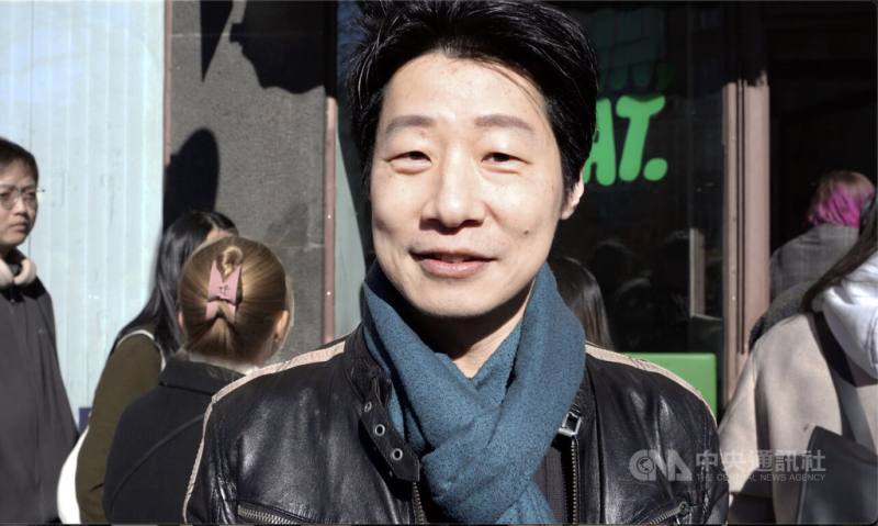 林昶佐從台北飛回赫爾辛基，現身台裔抹茶店台灣主題快閃活動，中央社記者在現場採訪