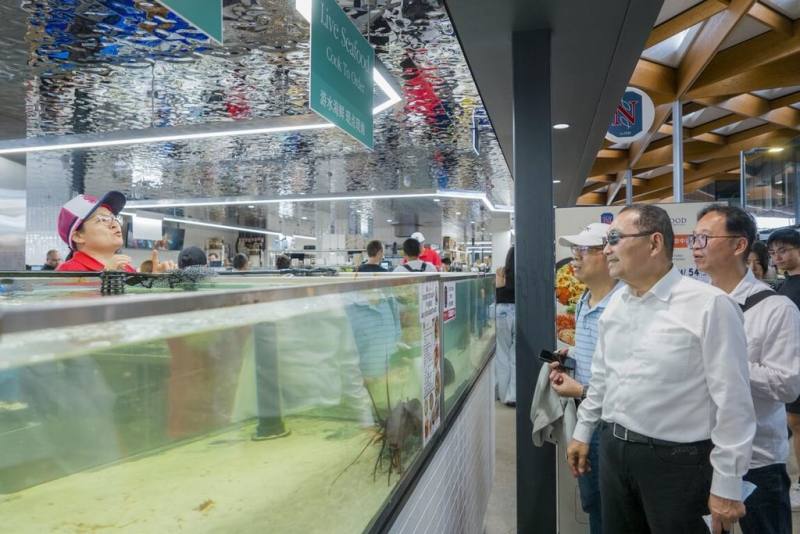 新北市長侯友宜（前右）日前組團出訪，並考察澳洲今年1月正式啟用的雪梨魚市場，希望借鏡國際經驗，做為新北市推動市場改造時思考的方向。（新北市政府提供）