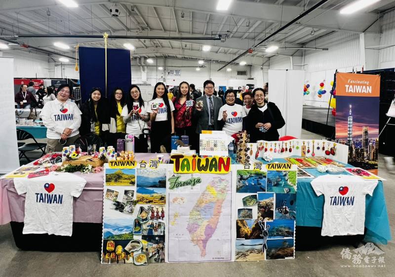 多倫多文教中心主任藍柏青與文化老師林妙真(右三)、葛華琳(左四)、方姵臻(右五)等於展攤前合照