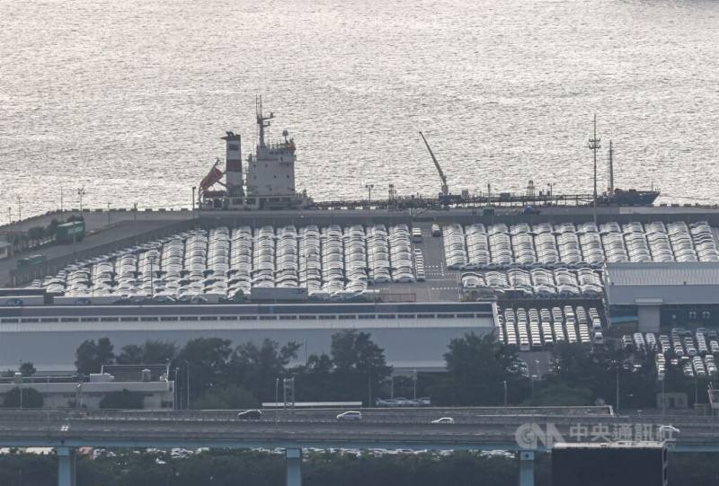 圖為台北港內停放大量汽車。（中央社檔案照片）