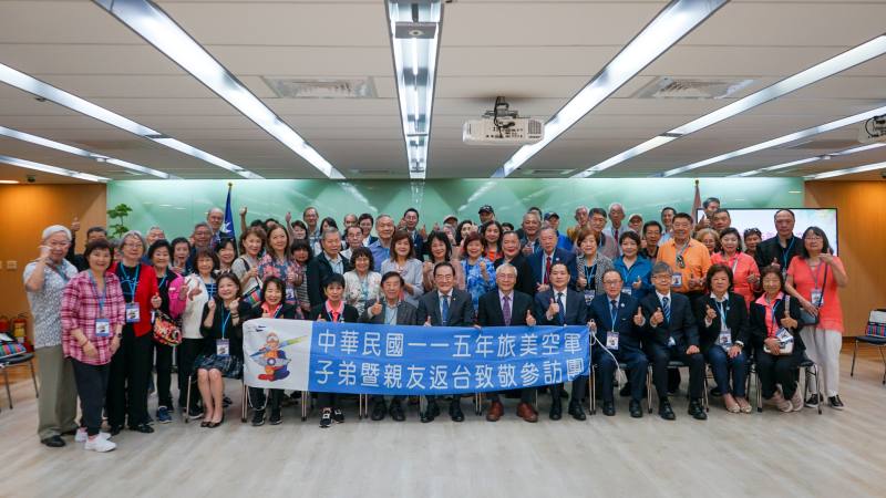 張良民與返臺致敬參訪團大合照