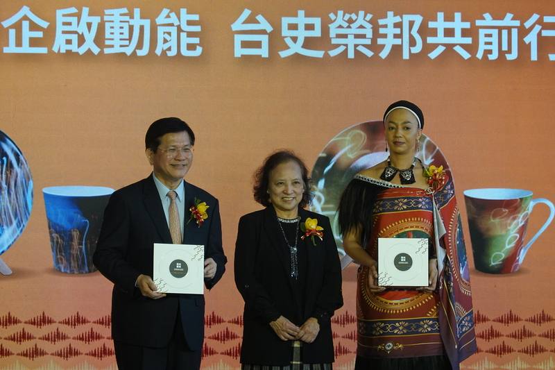 「史瓦帝尼文化節」開幕儀式23日舉行，里仁總經理李妙玲（中）贈禮給外交部長林佳龍（左）以及史瓦帝尼王國大使館一等秘書披特絲（Abbigail F. Pieterse，右）。中央社記者楊堯茹攝