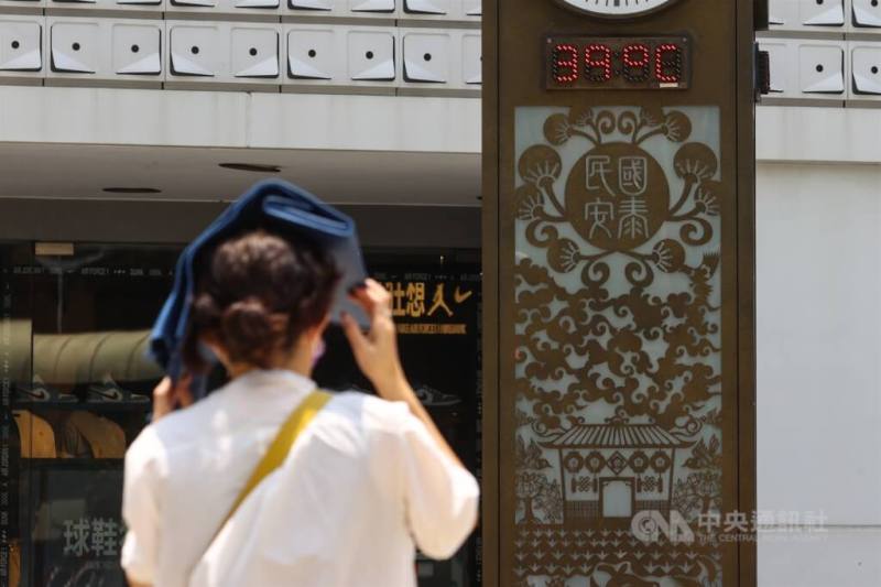 圖為台北市街頭溫度計顯示氣溫達攝氏39度。（示意圖／中央社檔案照片）