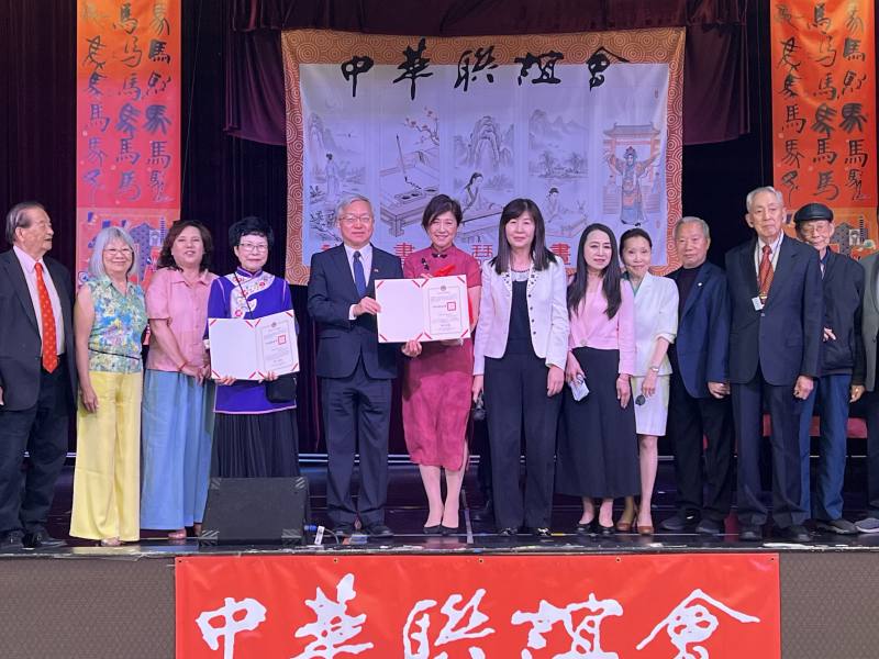 頒發僑務委員會委員長徐佳青賀狀與感謝狀