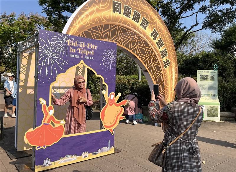 Visitors take a photo at an Eid al-Fitr celebration at Taipei's Daan Park Sunday. CNA photo March 22, 2026