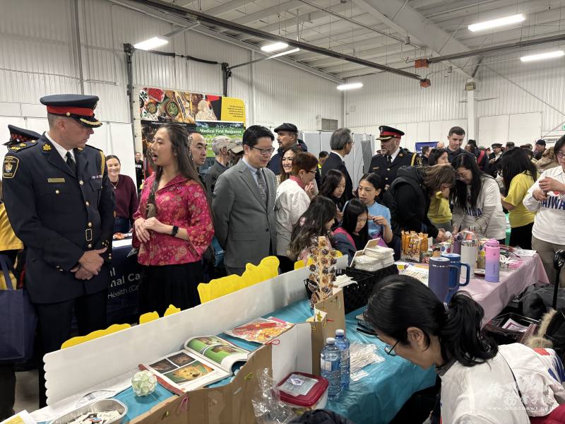 駐多倫多辦事處文化展攤僑委會國際青年親善大使候選人方姵臻(右二)於現場向主流人士推廣臺灣觀光