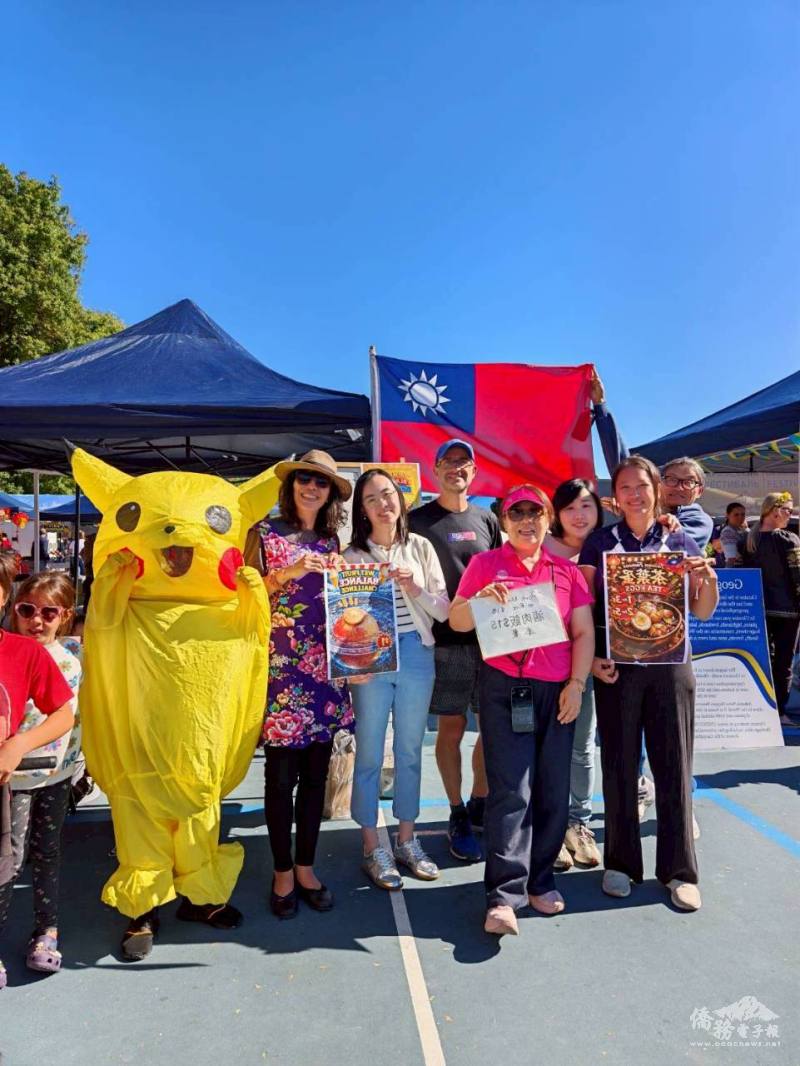 中文班主任方婷儀(左起)、蔡穎慧、斐葛倫、倪玉華、葉宜佳、陳怡霖及僑務促進委員戴國鼎