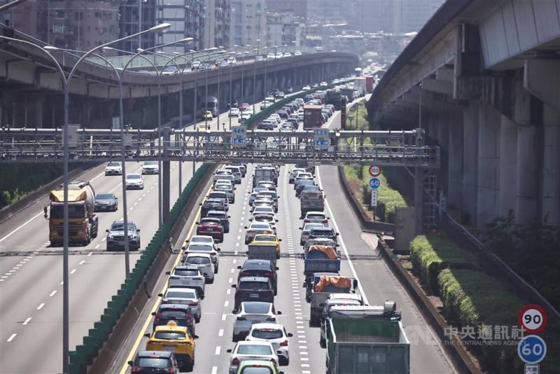 清明連假車潮估4/2起湧現。（中央社檔案照片）