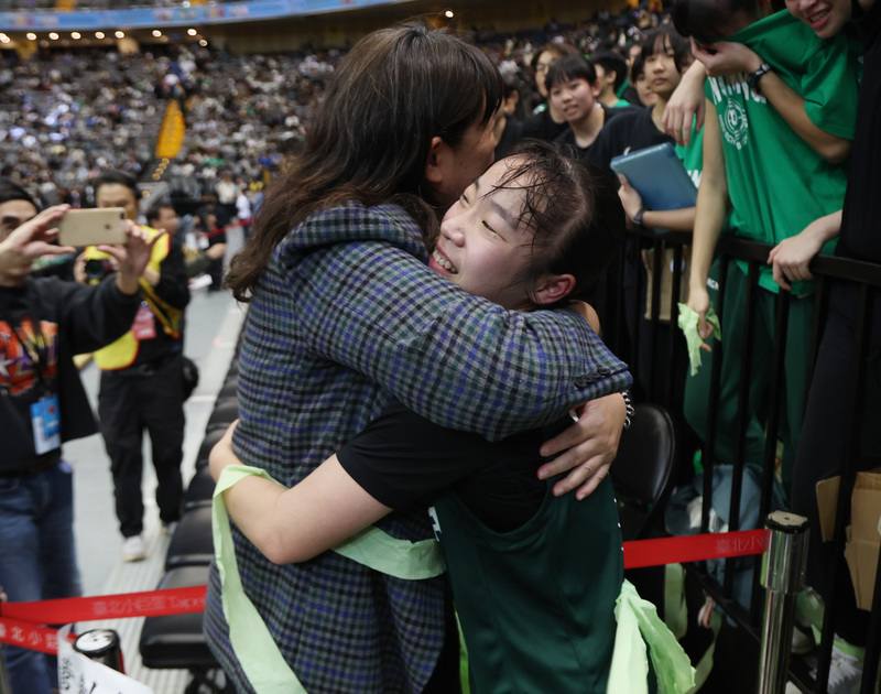 HBL女子組冠軍戰陽明高中以61比53擊敗衛冕軍北一女中，陽明隊長蘇衡（前右）賽後與教練李台英（前左）相擁。中央社記者張新偉攝