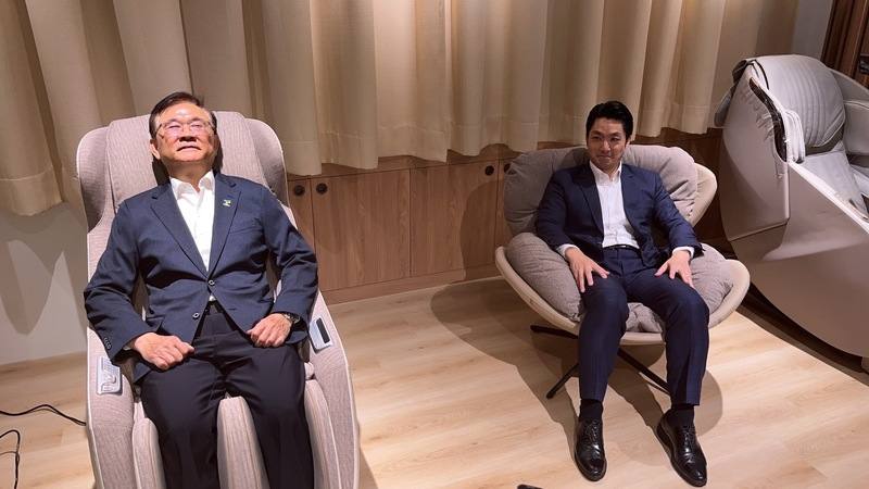 台北市長蔣萬安（右）23日在松山高中開箱「教師專業發展空間2.0」實況，他表示自己有3個孩子，回家也會感到無力招架，能體會教師面對一班30多名學生的壓力，因此支持打造專屬老師的休憩環境。左為教育局長湯志民。中央社記者楊淑閔攝