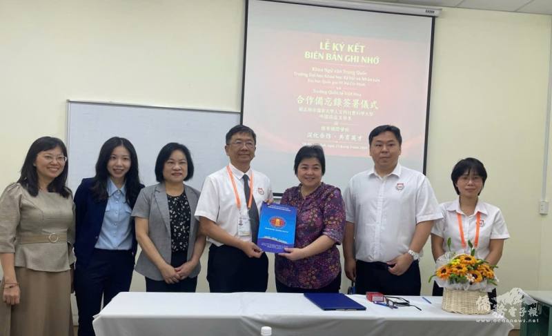 越華國際學校主任河尼(右一)、主任王天舟(右二)，胡志明市社會科學大學華文系主任裴氏幸娟(右三)，越華國際學校校長彭文彬(右四)，組長文君妃(左三)、秘書陳珮語(左二)及老師韓紅葉(左一)。