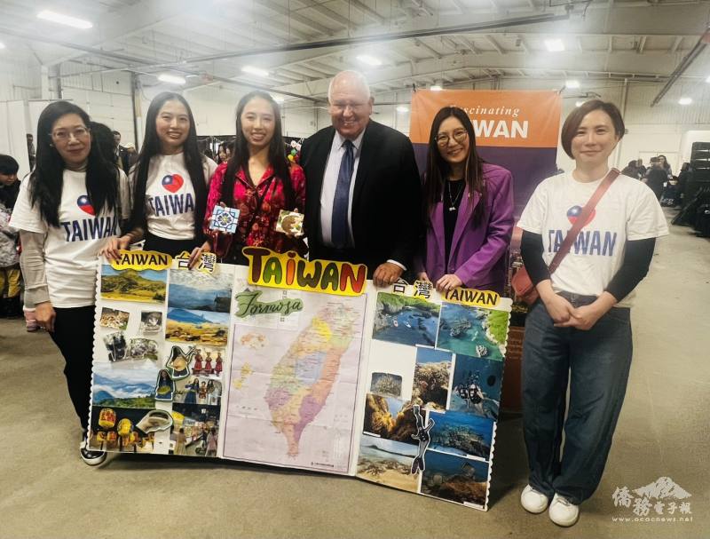 駐多倫多辦事處簡任秘書邱曉萍(右一)、萬錦市長Frank Scarpitti(右三)、市議員Isa Lee(右二)及親善大使候選人暨文化老師方姵臻(左三)、葛華琳(左一)等合照