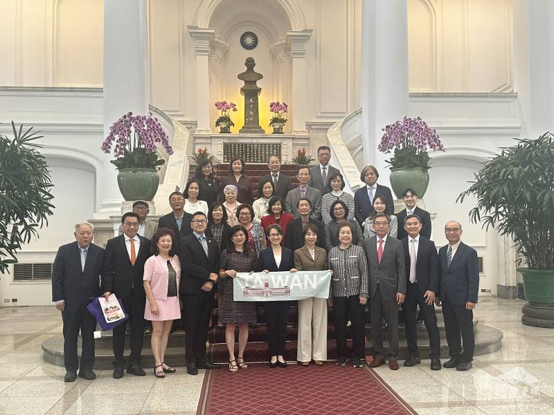 北美洲臺灣旅館公會聯合總會回國訪問團與副總統合影