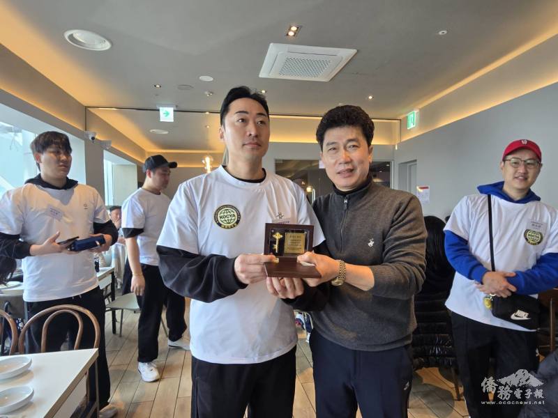 孫毓緒僑務顧問代表頒發感謝牌予韓國華僑首爾青年會趙渡彥會長