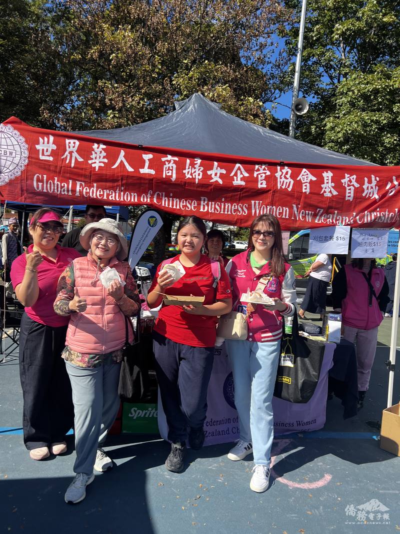 世華基督城分會會長倪玉華(左一)與熱情鄉親合影