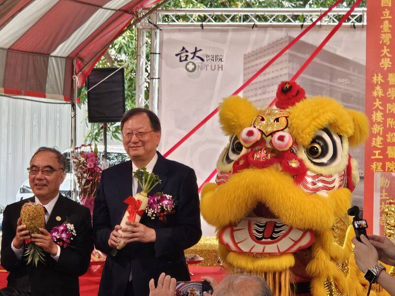 台大醫院「林森大樓新建工程」動土典禮23日上午舉行，典禮由台大醫院院長余忠仁（左2）主持，台大校長陳文章（左1）也出席見證。中央社記者陳婕翎攝