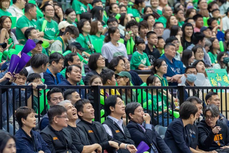 總統觀看HBL冠軍賽，為球員們在場上拚搏的運動表現加油喝采