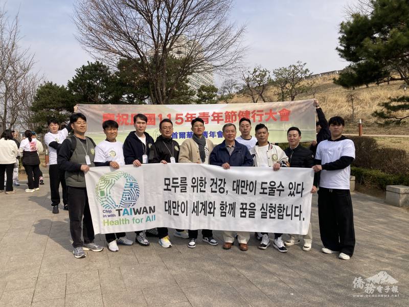 丘高偉代表與韓國團體代表合影