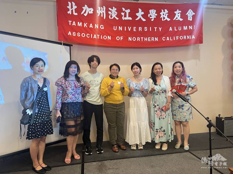 五位新加入校友會的年輕學弟妹獲頒紅包