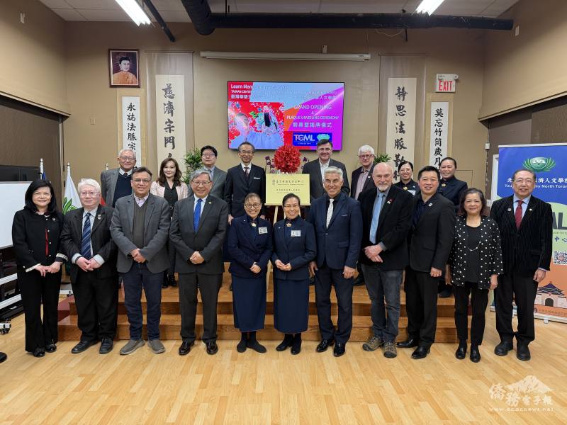 駐多倫多辦事處處長梁毅鵬(後排左4)、加拿大聯邦國會議員Costas Menegakis(後排右4)、列治文山市長 David West(後排右3)、副市長Godwin Chan(前排左4)及區議員Joe DiPaola(前排右5); Scott Thompson(前排右4)、Castro Liu(前排右3)、Simon Cui及 Michael Shi(前排左3)等貴賓親臨現場致意，為活動增添光彩