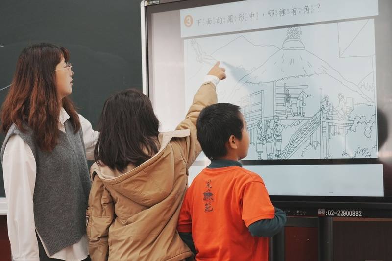 嘉義縣阿里山鄉達邦國小透過教學訪問教師協助，將學校壁畫中的鄒族庫巴文化作為數學課程情境教材，將數學概念與鄒族文化融合。（國教署提供）