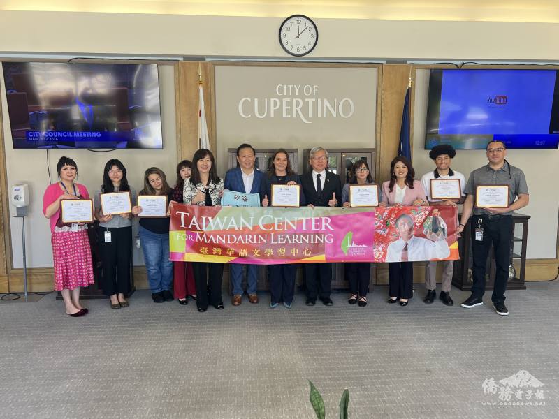 北加州臺灣華語文學習中心（TCML）矽谷中文學校與 Cupertino 市政府首度合作開辦「華語市政班」，結業學員合影
