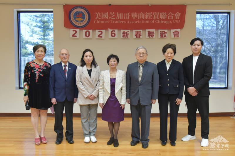 (從左到右) 主持人劉又明、林瑞源、文教中心副主任陳怡珍、國際傑人會會長江玲珠、經貿聯合會會長郭正崇、房淑貞及主講人龔泰源