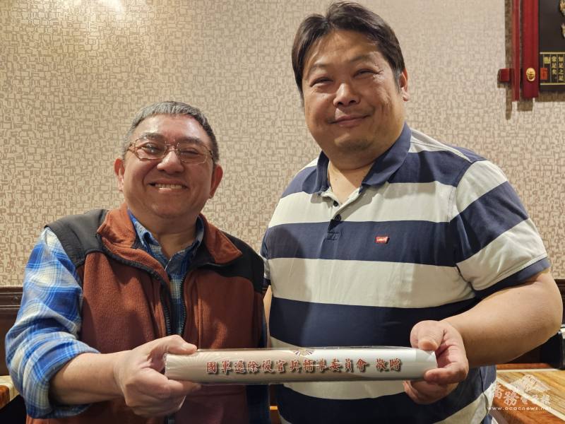 新舊會長交接，陳迺杰(左)和前任會長施建德