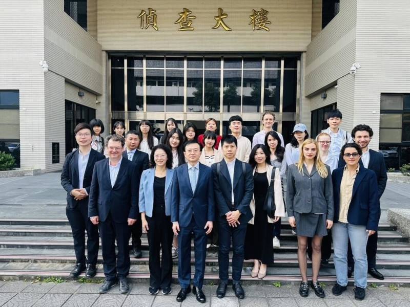 台灣大學法學院長王皇玉（前左2）及德國漢堡大學法學院師生等一行23日到士林地檢署進行「人工智慧與法律數位化」專題參訪與交流，由檢察長王以文（前左3）接待。（士林地檢署提供）