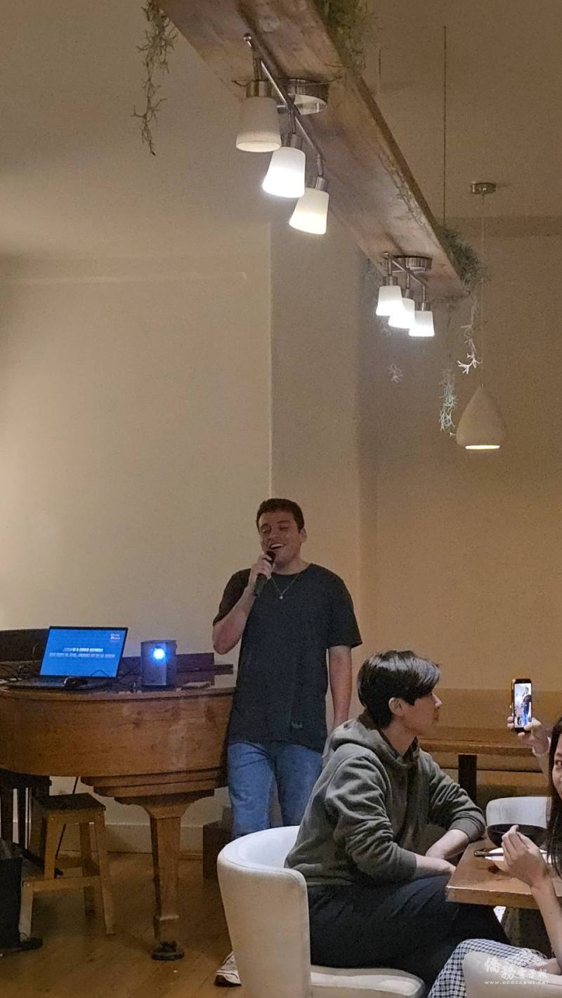 歡唱時段將現場氣氛推向高潮，與會者踴躍登臺演唱