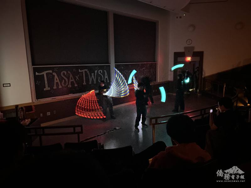 學生團體Photonix 以璀璨的光影流動藝術表演獲得滿場喝采