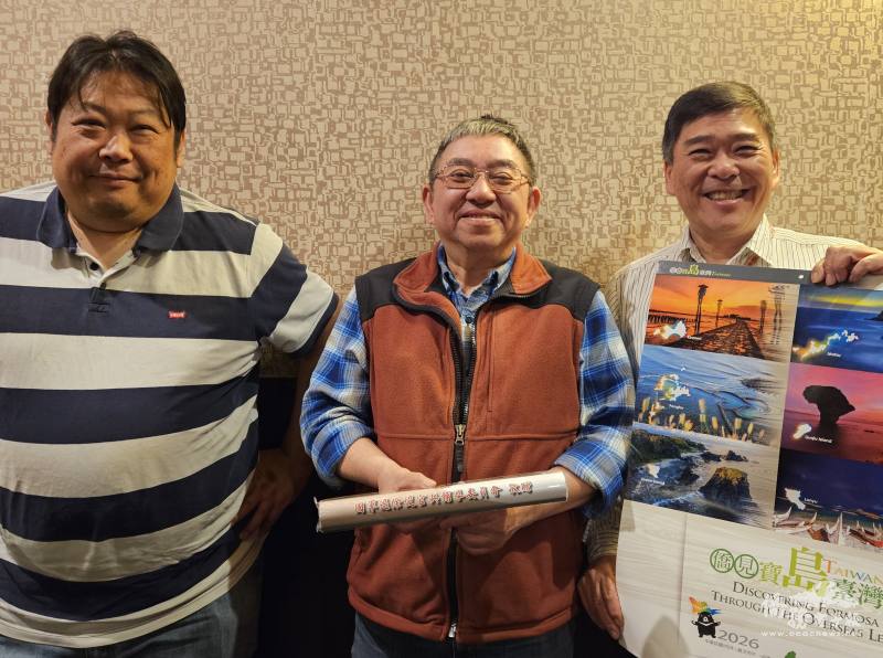 部分理事高舉輔導會和僑委會贈送的精美年曆合影