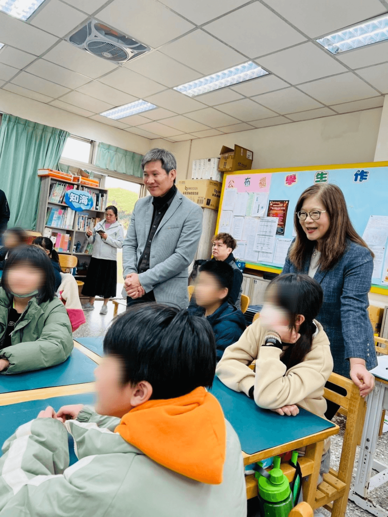 海洋委員會管碧玲主委與介壽國中小吳健忠校長參與OSS課程分組實作