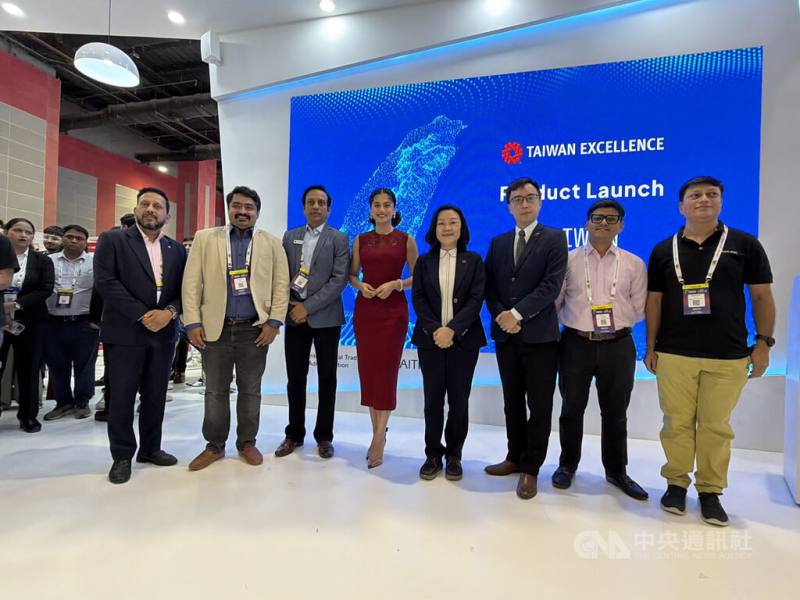 印度最大科技博覽會23日揭開序幕，台灣與印度的人工智慧發展合作成焦點。圖為駐印度代表處經濟組組長陳郁淇（右4）、台北世界貿易中心駐新德里辦事處主任林君翰（右3）與相關業者在展會中台灣精品館合影