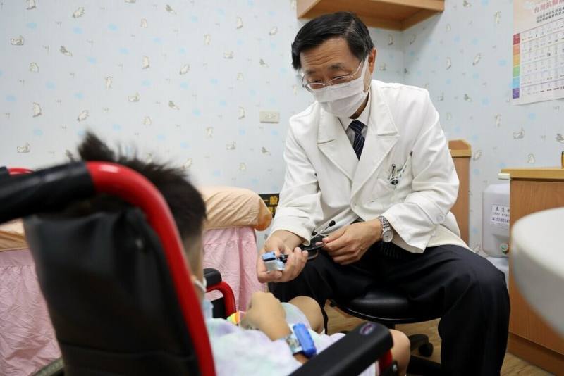 花蓮一7歲女童反覆感冒，出現頭痛、耳鳴、嗜睡等症狀，家人原以為感冒或中耳炎，不料病況加重；小兒部兒童神經科主任王傳育（右）警覺病情不單純，檢查確診急性散播性腦脊髓炎，經治療恢復良好。圖中兒童非當事人。（花蓮慈濟醫院提供）