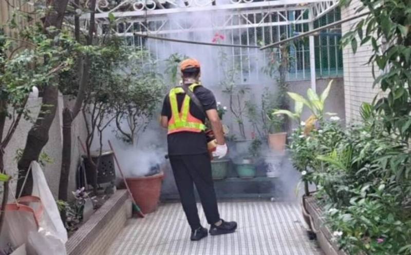 高雄市衛生局23日公布2026年第2例登革熱境外移入確定病例，個案為印尼籍20多歲男子。市府防疫團隊隨即動員到社區進行相關防治工作，消除潛在傳播風險。（高雄市衛生局提供）