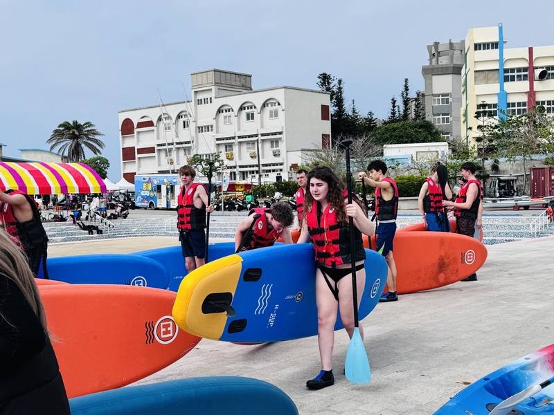 盧森堡國際學校沃邦中學師生24日前往澎湖高級海事水產職業學校展開交流，除有校園導覽外，也提供SUP立槳的水上體驗活動，引領眾人感受澎湖特色風情。