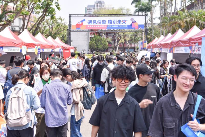 首頁 / 生活
台師大就業博覽會60企業參與　推境外生友善職缺
2026/3/24 14:53（3/24 15:06 更新）
台師大舉行就業博覽會，邀請60家企業到校徵才，博覽會也特別強化「境外生友善職缺」，希望打造具國際視野的人才媒合平台。（台師大提供）